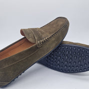 Mocasines Kiowa en serraje kaki de Calzados Cremades, con diseño clásico y suela de goma.
