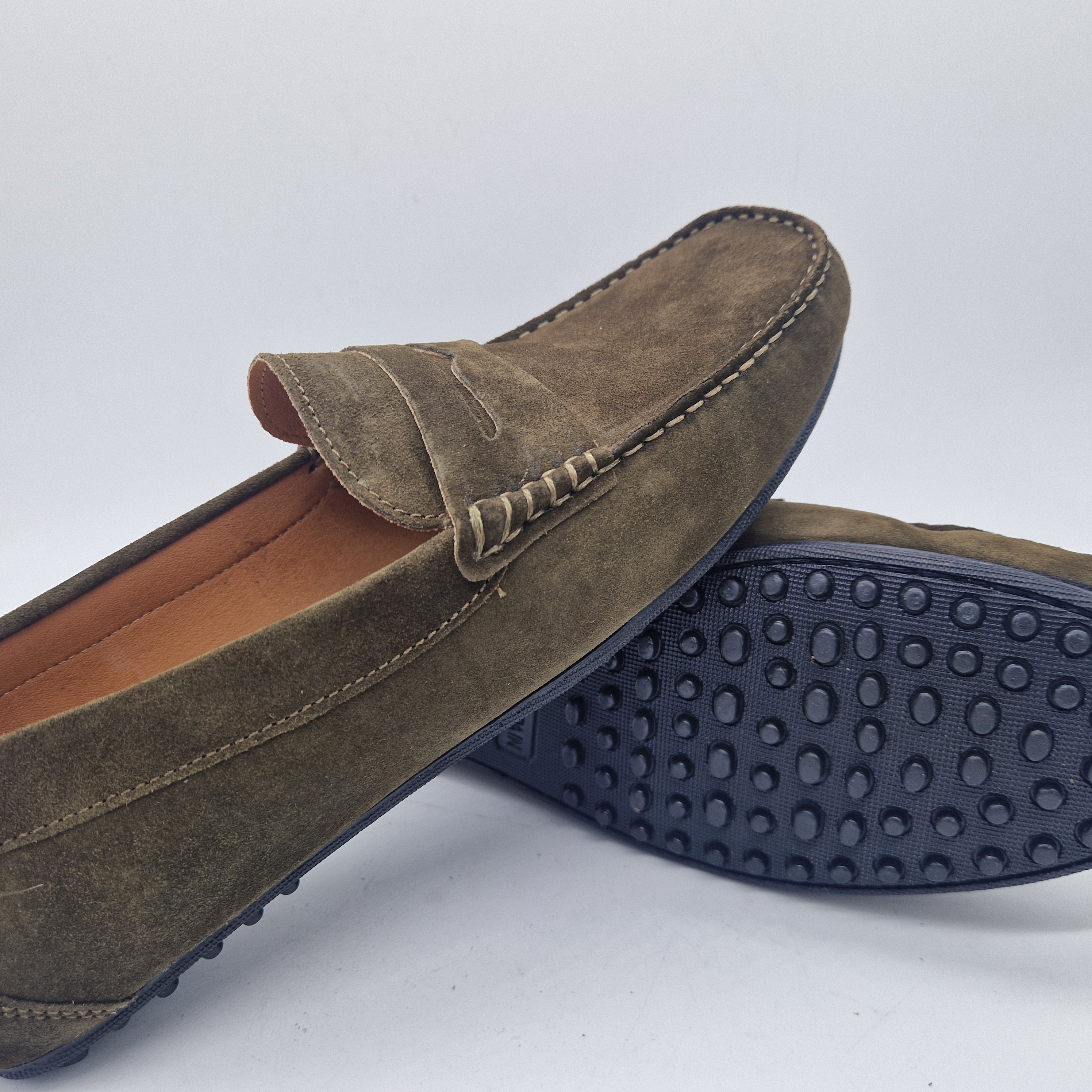 Mocasines Kiowa en serraje kaki de Calzados Cremades, con diseño clásico y suela de goma.