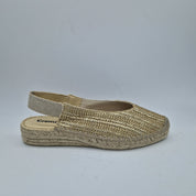 Salón destalonado en rafia dorada de la marca SALVI, con diseño elegante y detalles en la parte superior del zapato.
