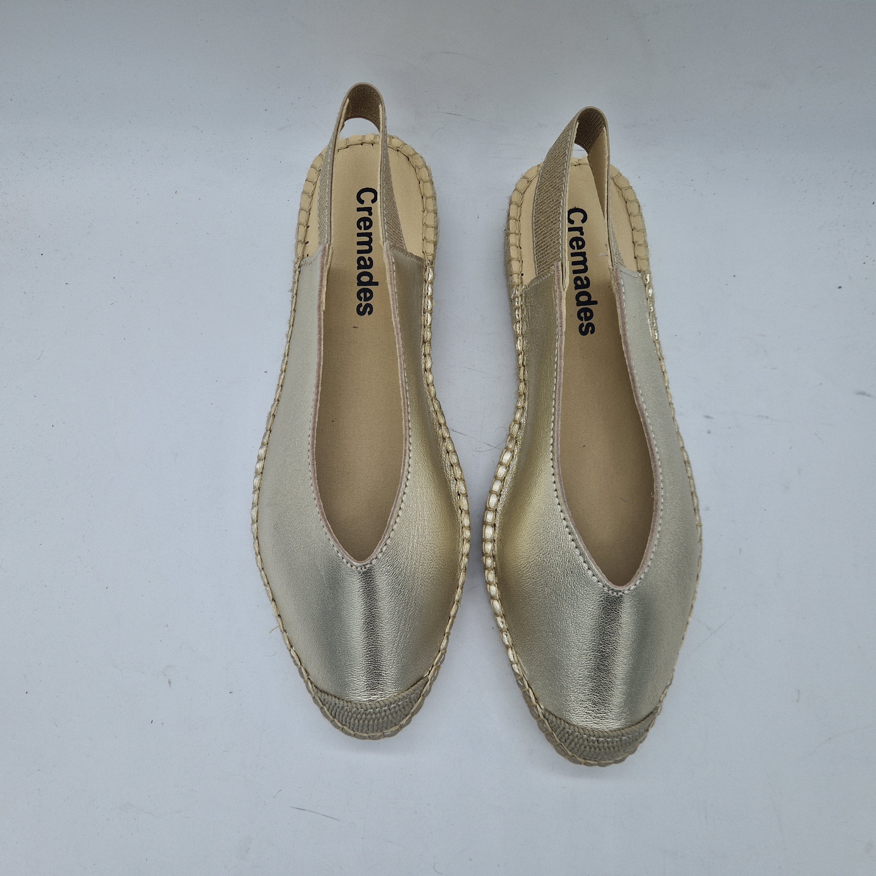 Sofá destalonado en piel color platino de la marca SALVI, con diseño elegante y asientos cómodos.