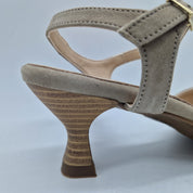 Sofá destalonado en sarga taupe de la marca Kroc, con diseño moderno y cojines cómodos en un salón elegante.