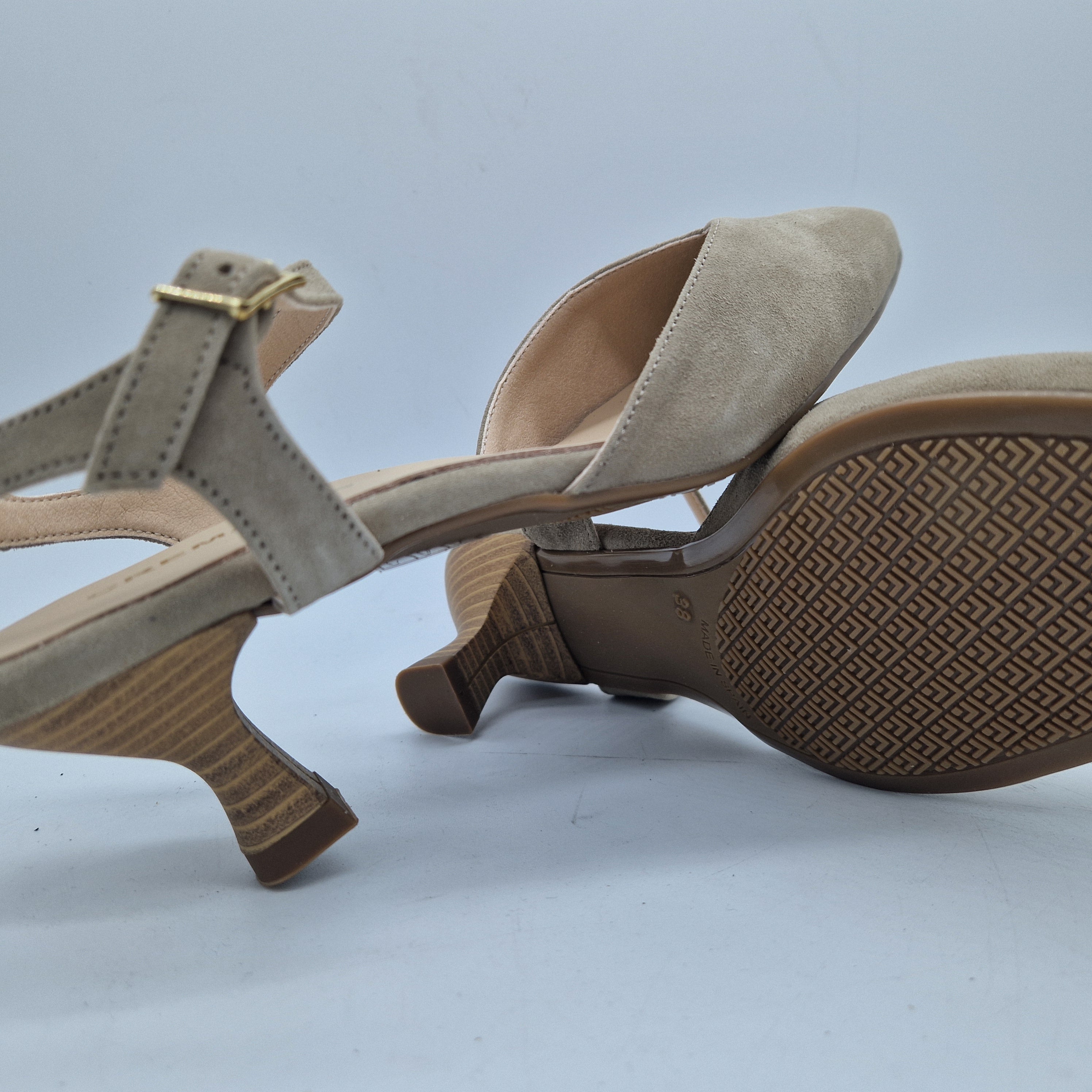 Sofá destalonado en serraje taupe de la marca Kroc, con diseño elegante y asientos cómodos en color taupe.