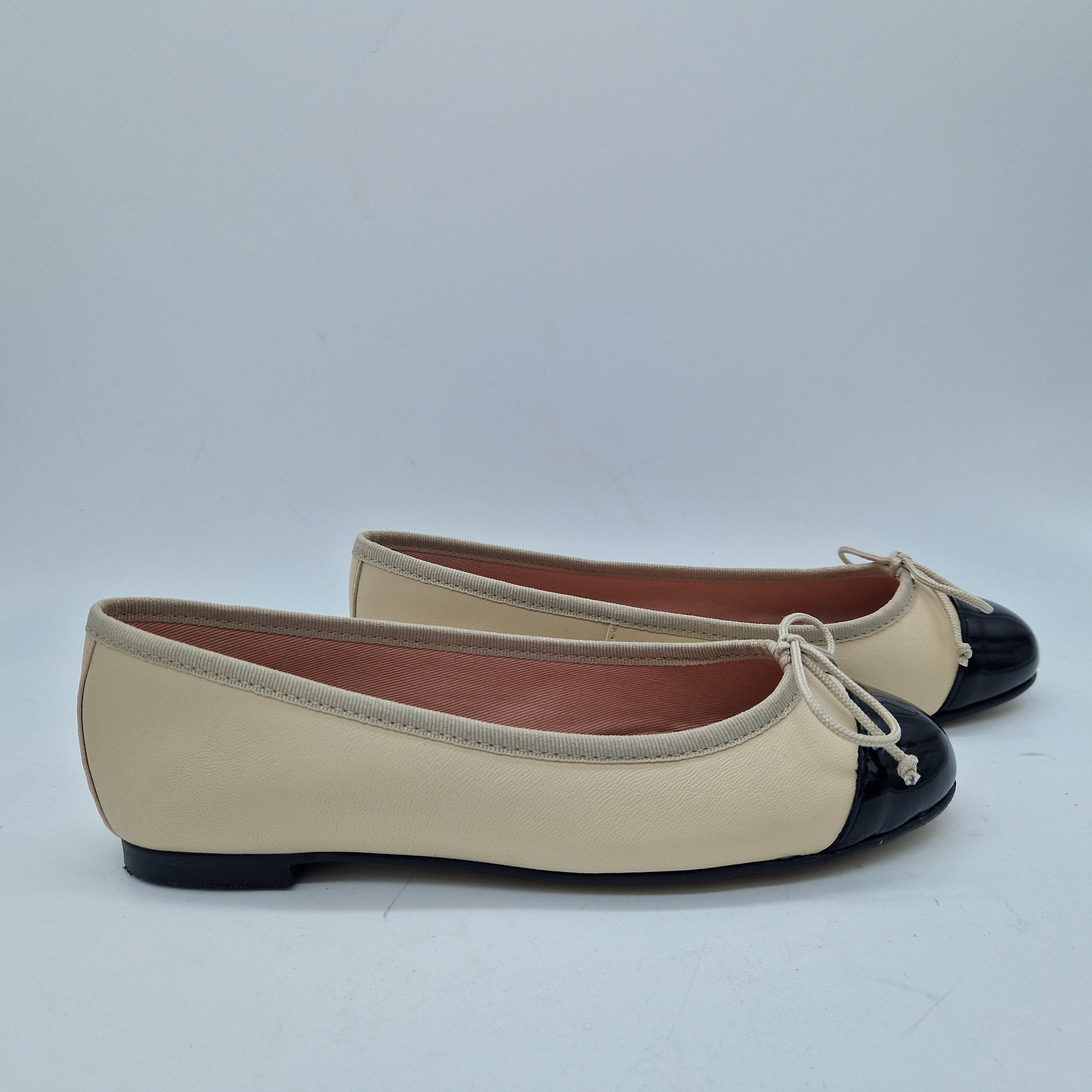 BAILARINA EN PIEL BEIGE Y PUNTERA NEGRO - 73355