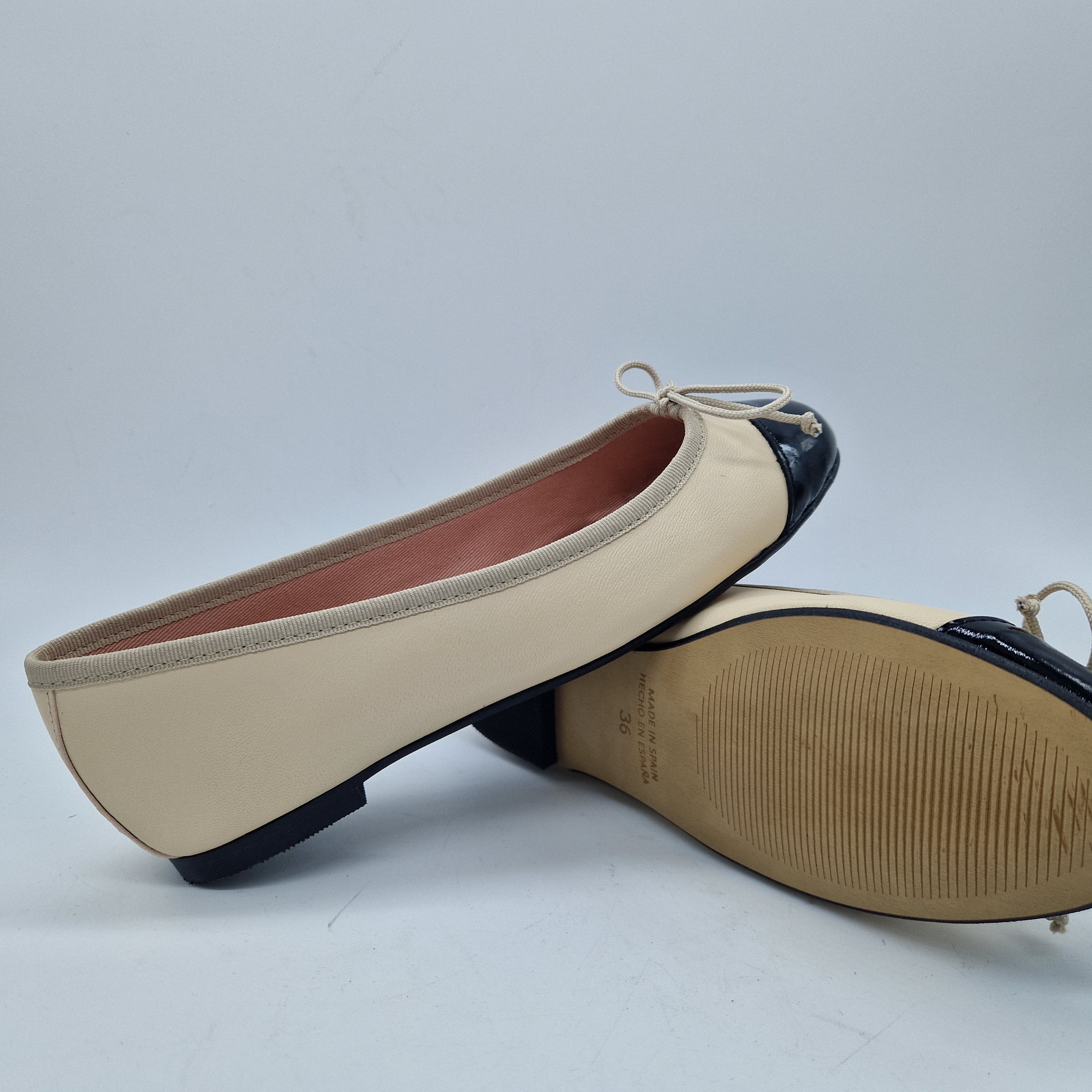 BAILARINA EN PIEL BEIGE Y PUNTERA NEGRO - 73355