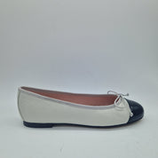 BAILARINA EN PIEL BLANCO SUCIO Y PUNTERA NEGRO - 73359