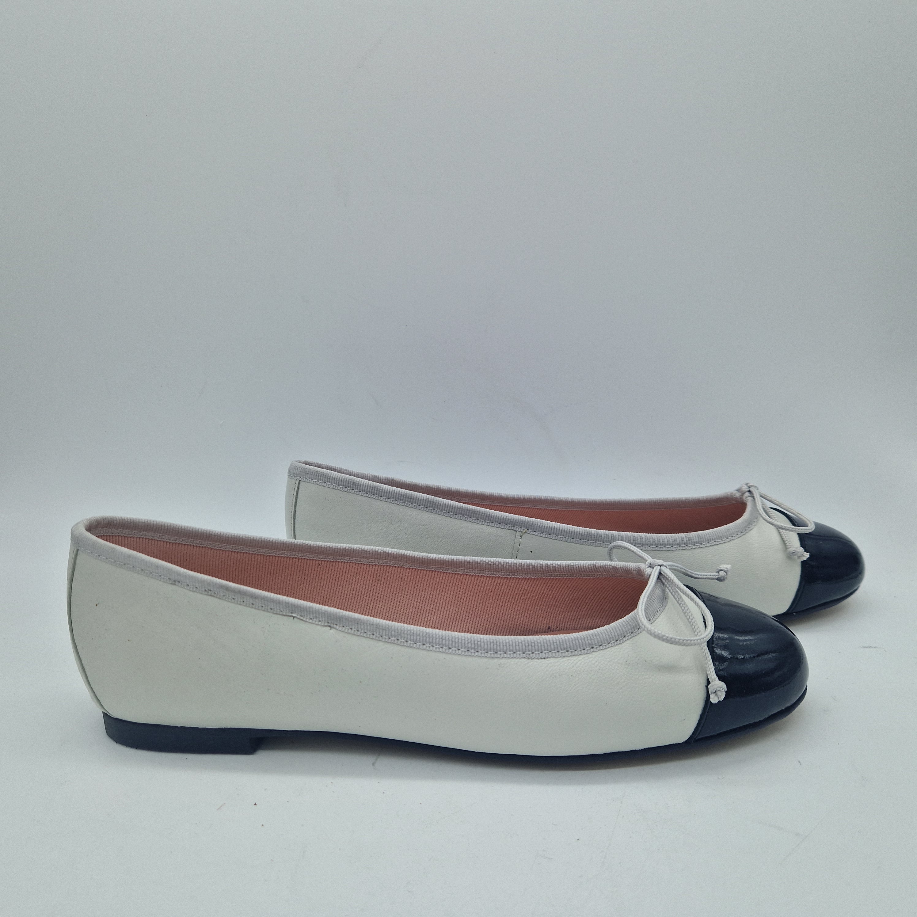 BAILARINA EN PIEL BLANCO SUCIO Y PUNTERA NEGRO - 73359