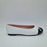 BAILARINA EN PIEL BLANCA Y PUNTERA EN CHAROL NEGRO - 73374