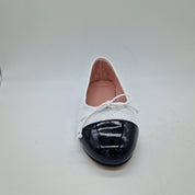 BAILARINA EN PIEL BLANCA Y PUNTERA EN CHAROL NEGRO - 73374