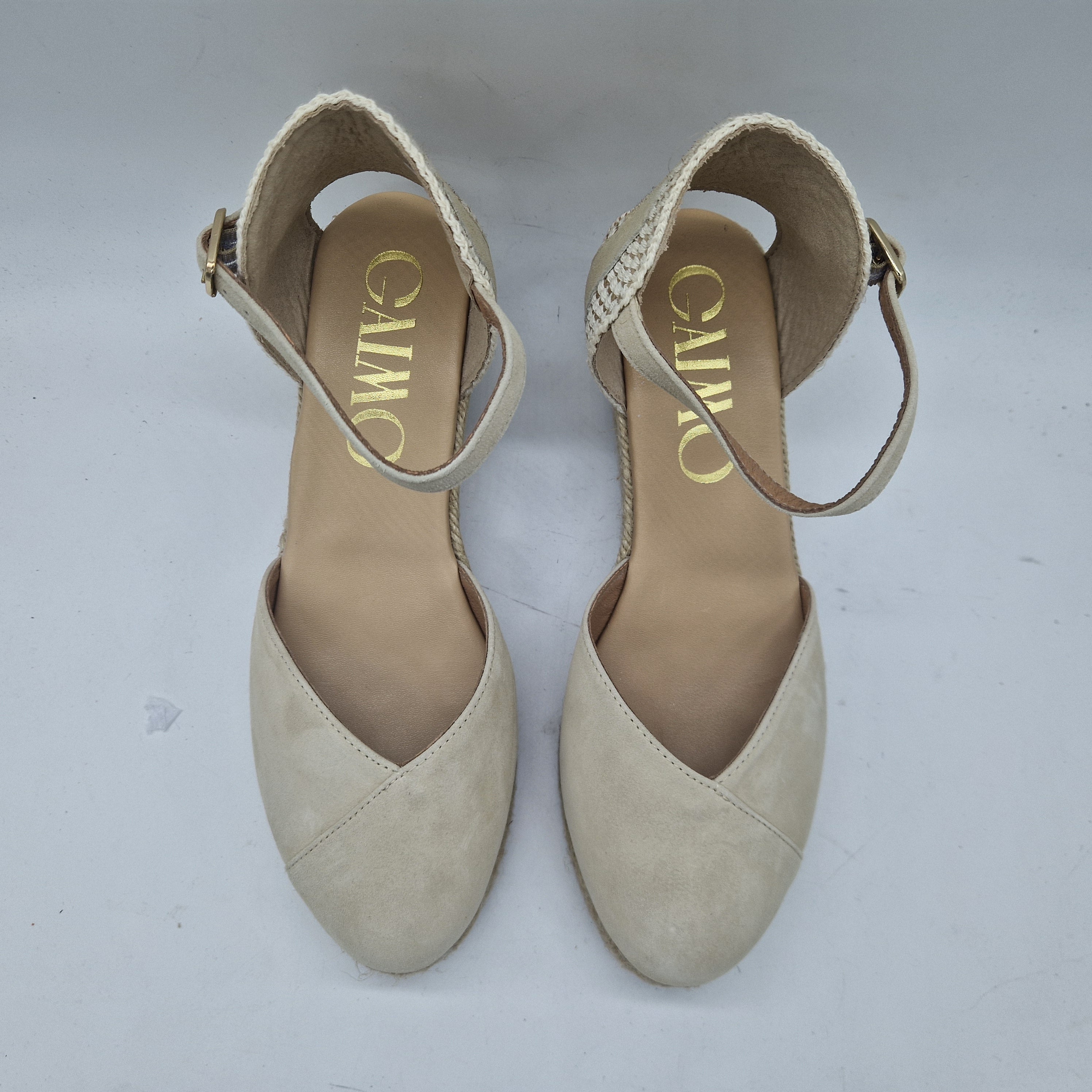 Cuña de esparto ante beige de Gaimo, calzado con suela de esparto y diseño elegante para mujer.