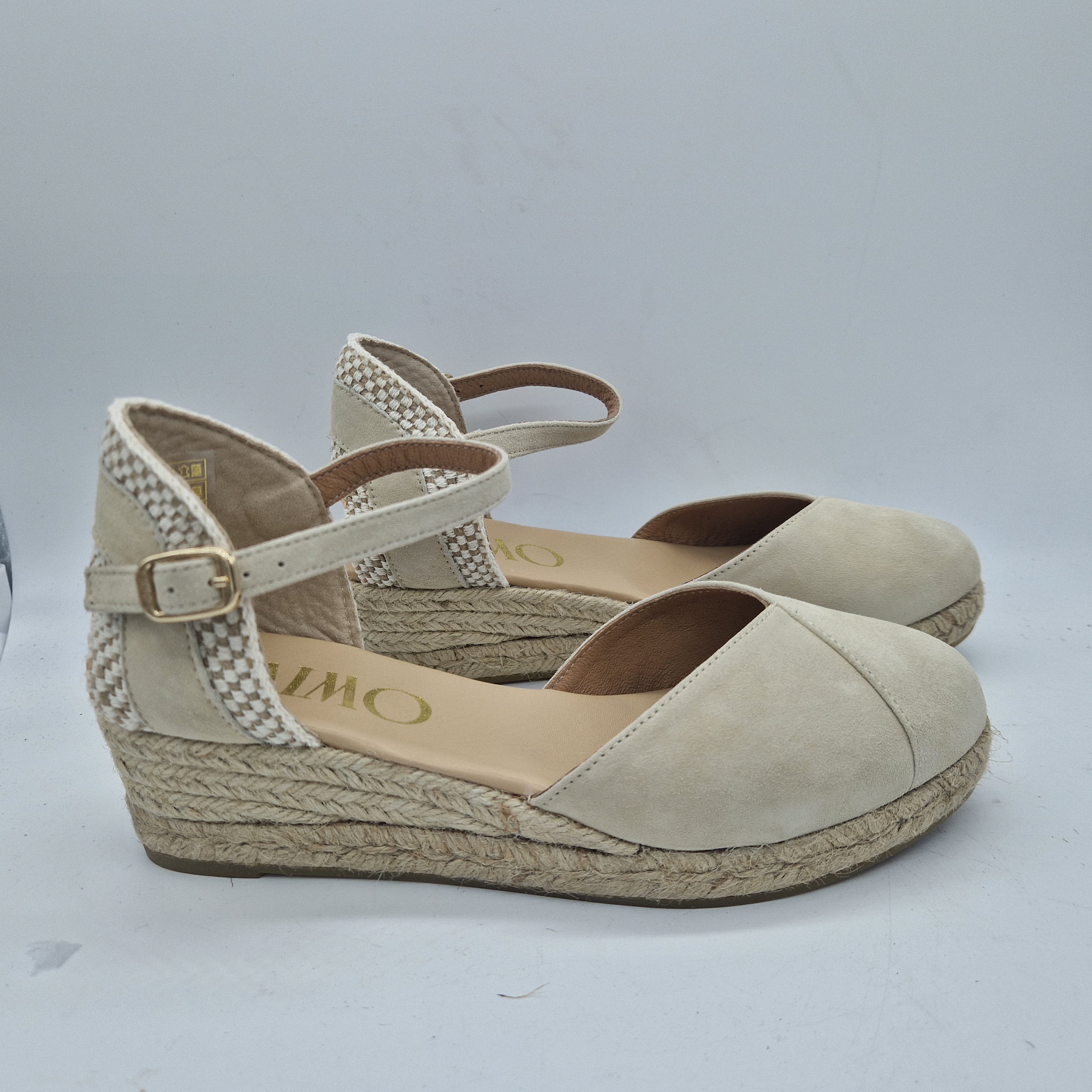 Cuña de esparto ante beige de la marca Gaimo, con diseño elegante y cómodo para calzado casual y sofisticado.