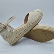 Cuña de esparto ante beige de Gaimo, calzado cómodo con plataforma y diseño elegante para uso casual y diario.