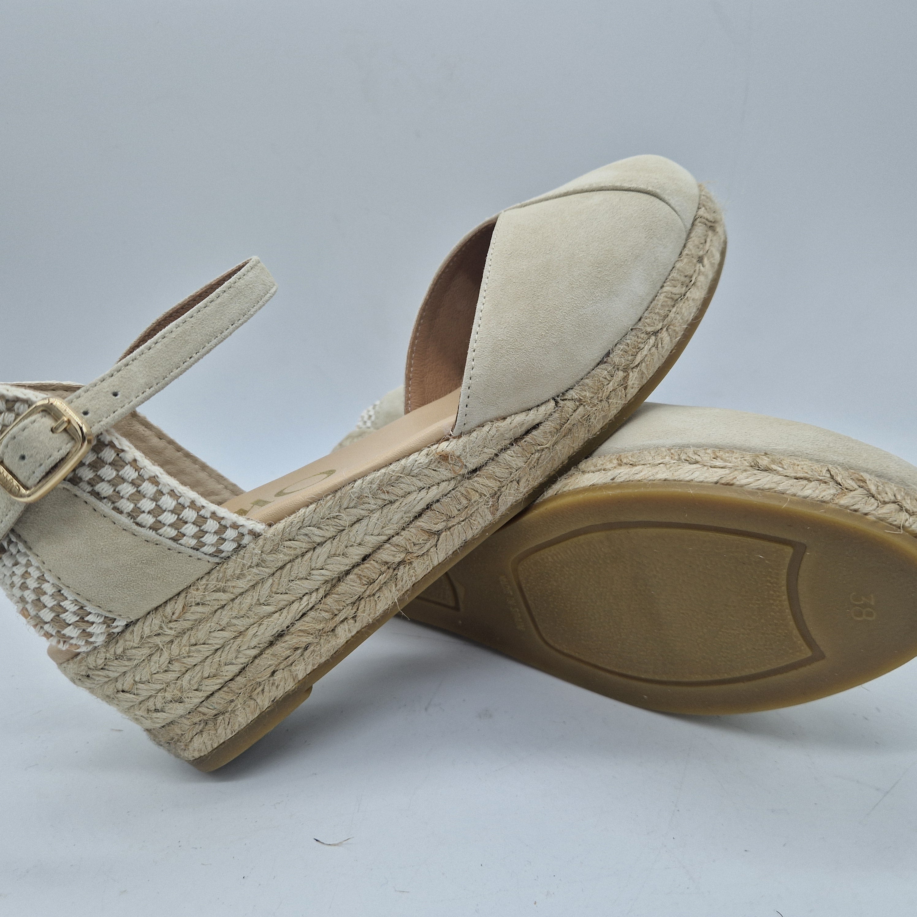 Cuña de esparto ante beige de Gaimo, calzado cómodo con plataforma y diseño elegante para uso casual y diario.