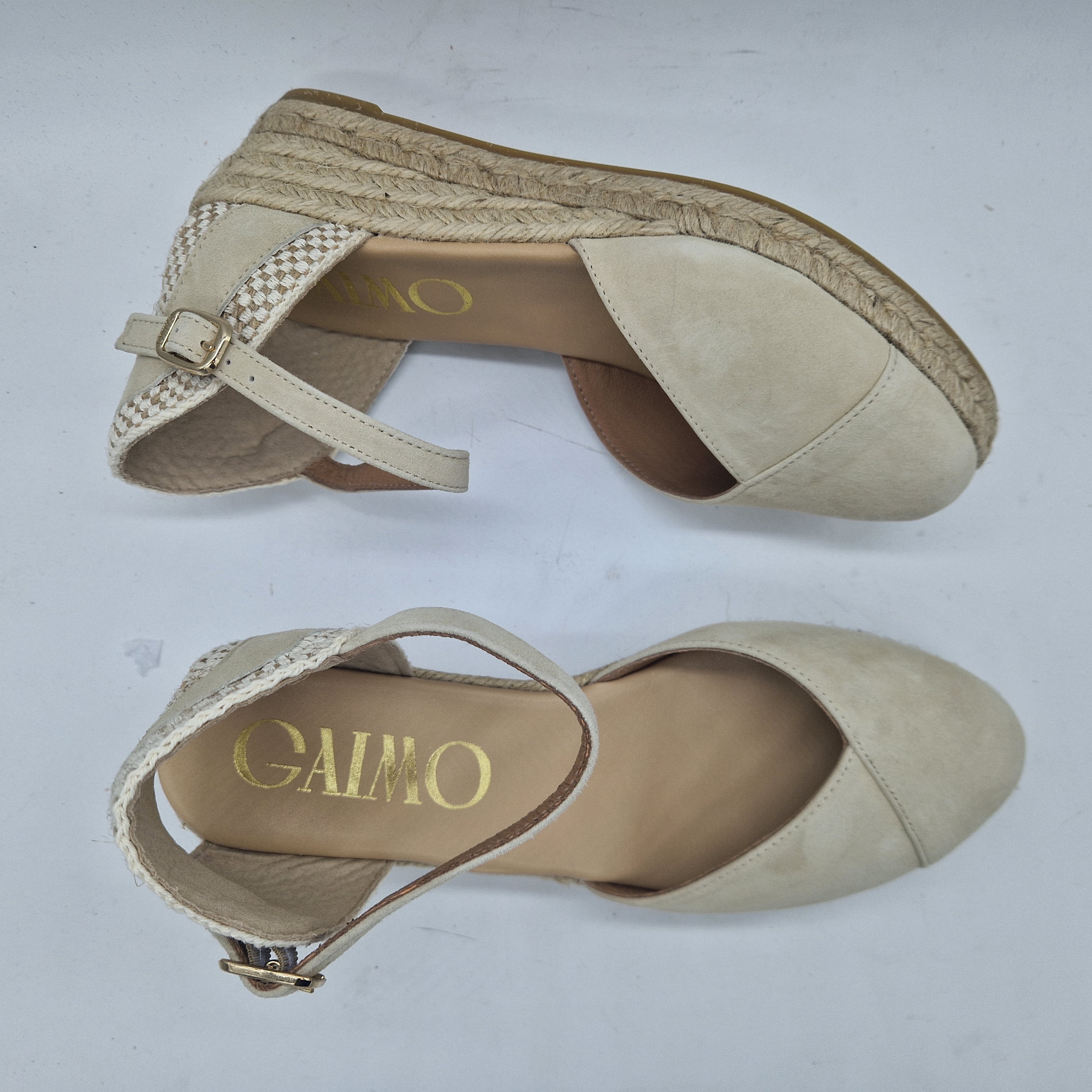Cuña de esparto ante beige de Gaimo, calzado cómodo con diseño elegante y suela de esparto natural.