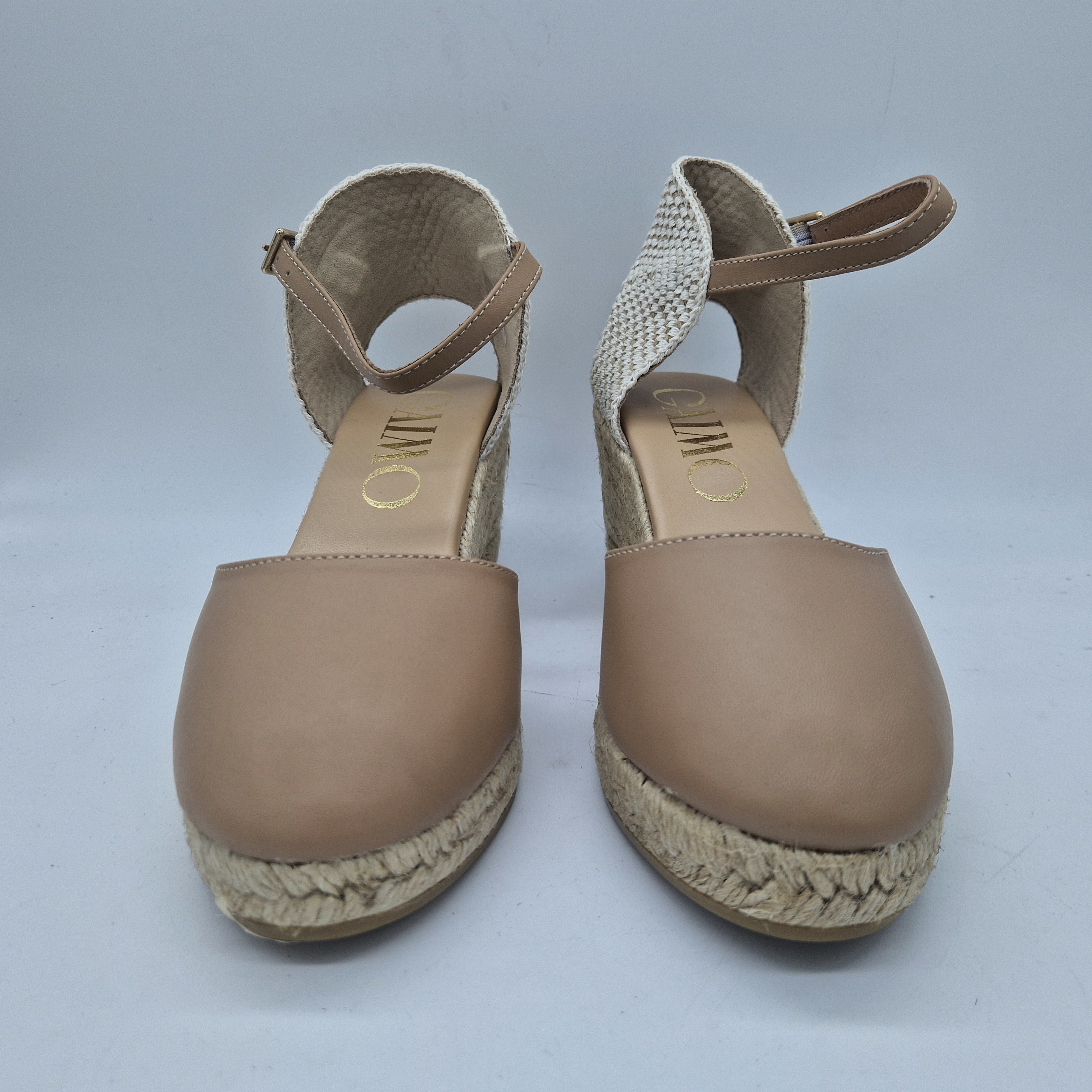 Cuña de esparto en piel color camel de la marca Gaimo, con diseño elegante y cómodo para uso diario.