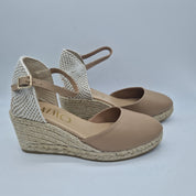 Cuña esparto en piel color camel de la marca Gaimo, con diseño elegante y cómodo, vista desde un ángulo lateral.