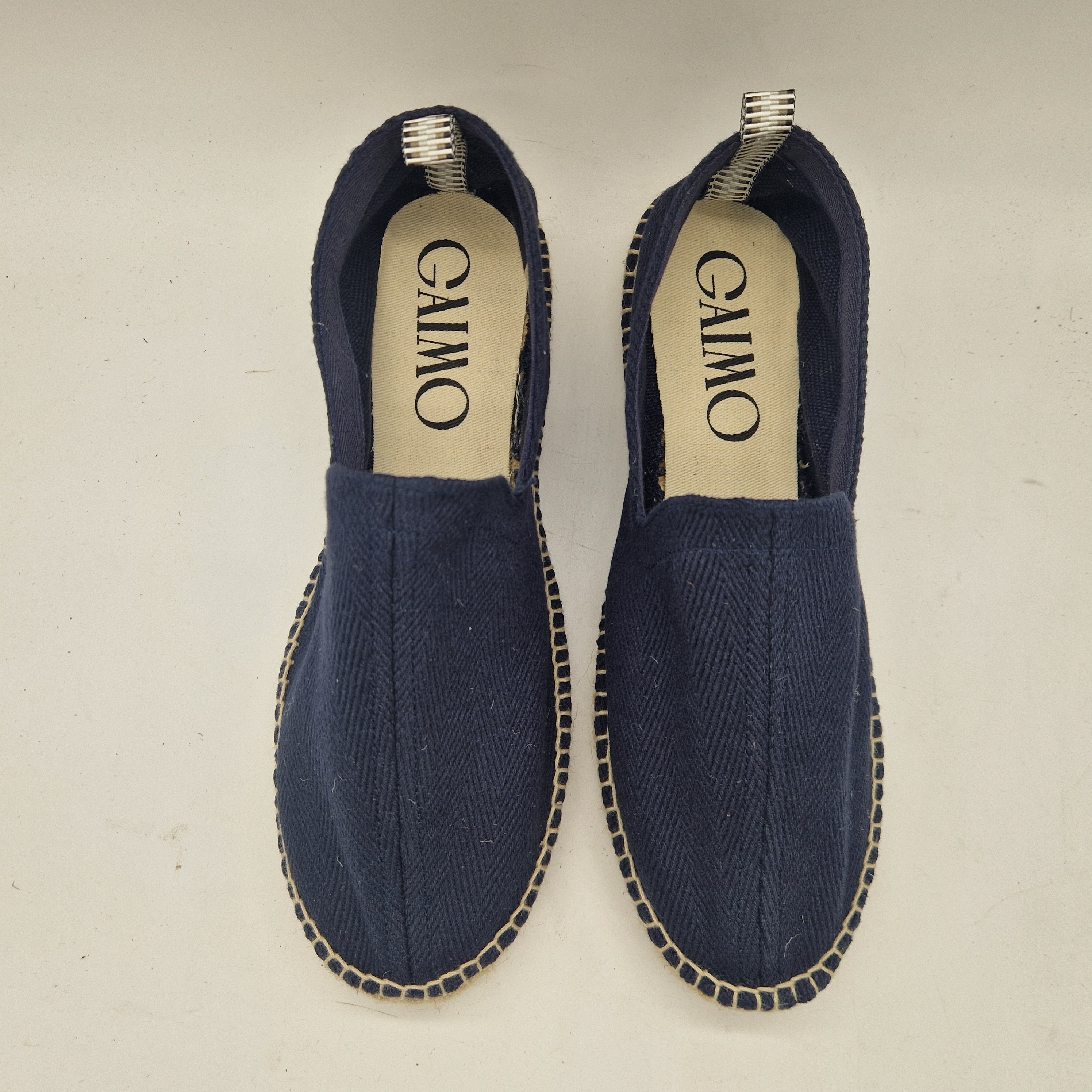 Copete de espiga marino Gaimo, esparto natural, con diseño elaborado, ideal para calzado elegante y cómodo en color marino.