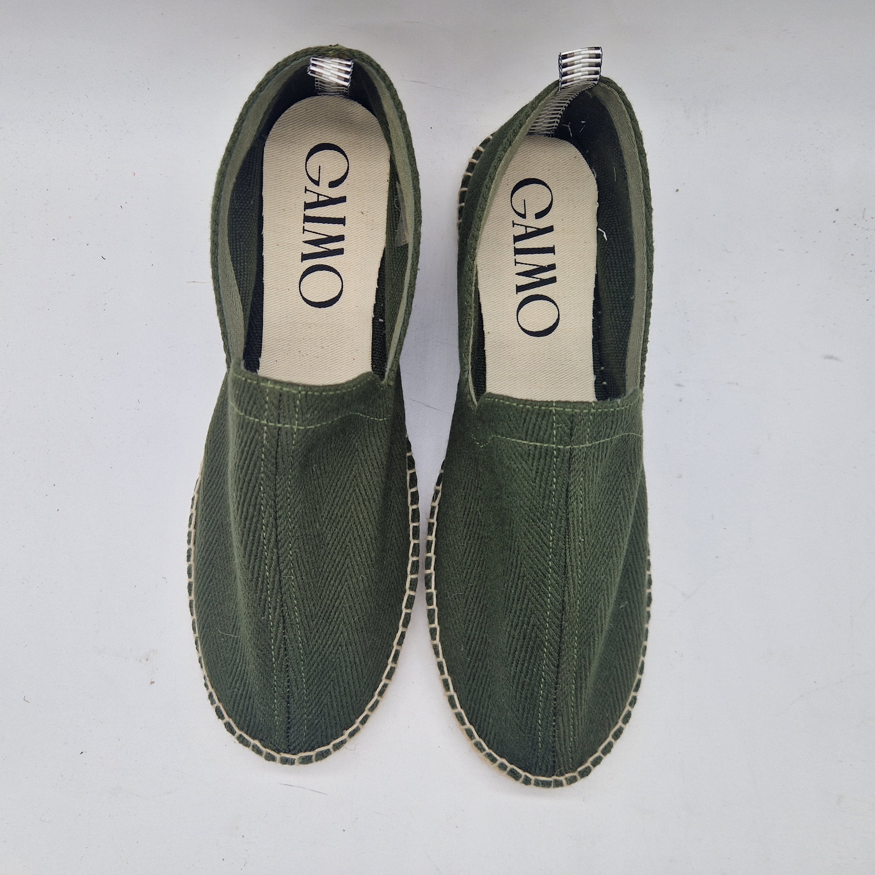 Esparto verde con copete de espiga de la marca Gaimo, diseñado para calzado elegante y tradicional.
