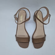 Sandalias bajas en piel de cuero de Calzados Cremades, con tiras y suela plana para un estilo cómodo y elegante.