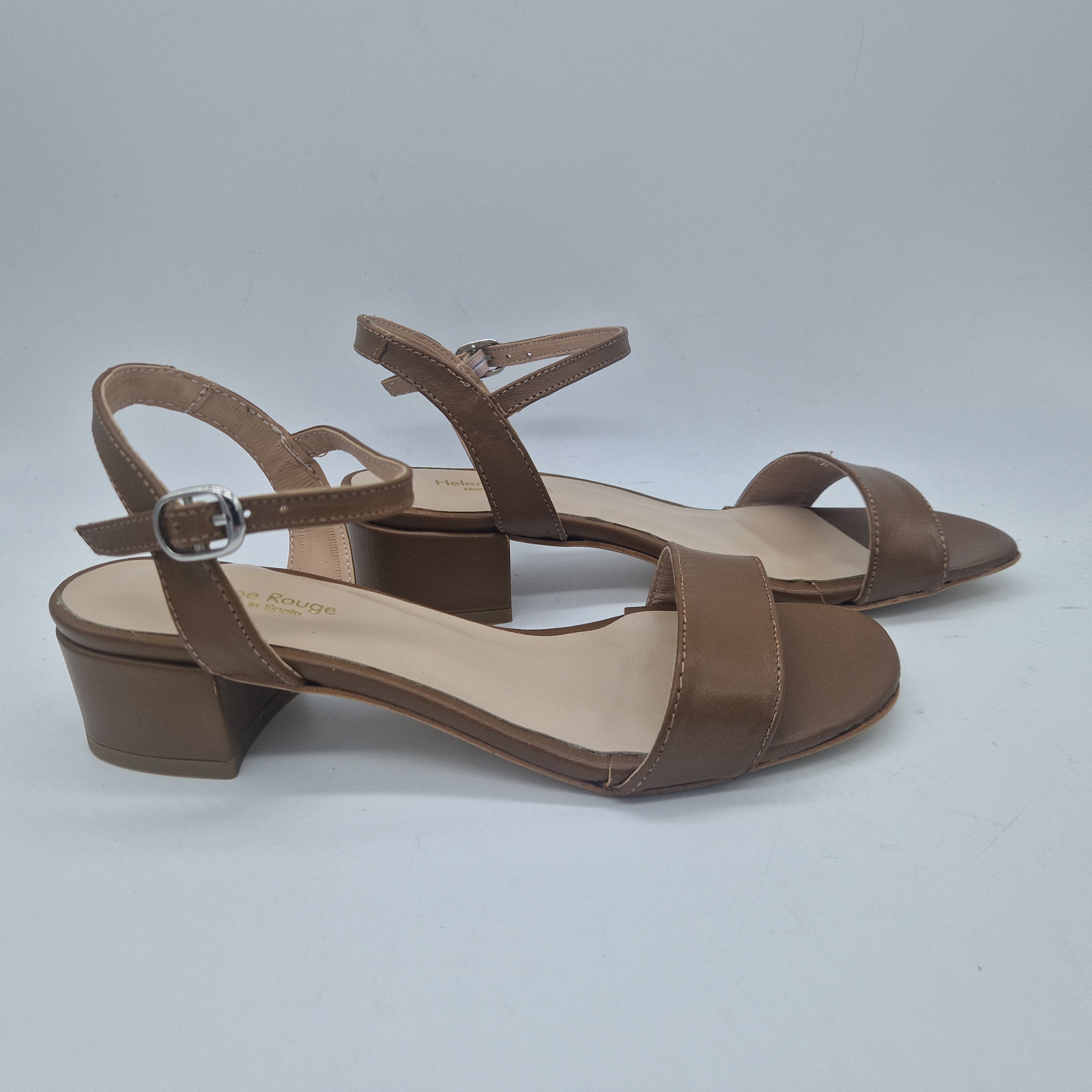 Sandalia baja en piel de cuero de Calzados Cremades, con tiras finas y suela plana, para un estilo cómodo y casual.
