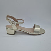 Sandalias bajas en piel platino de Calzados Cremades, con diseño cómodo y elegante, mostradas en primer plano.
