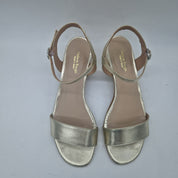Sandalia baja en piel color platino de Calzados Cremades, con diseño cómodo y elegante para verano.