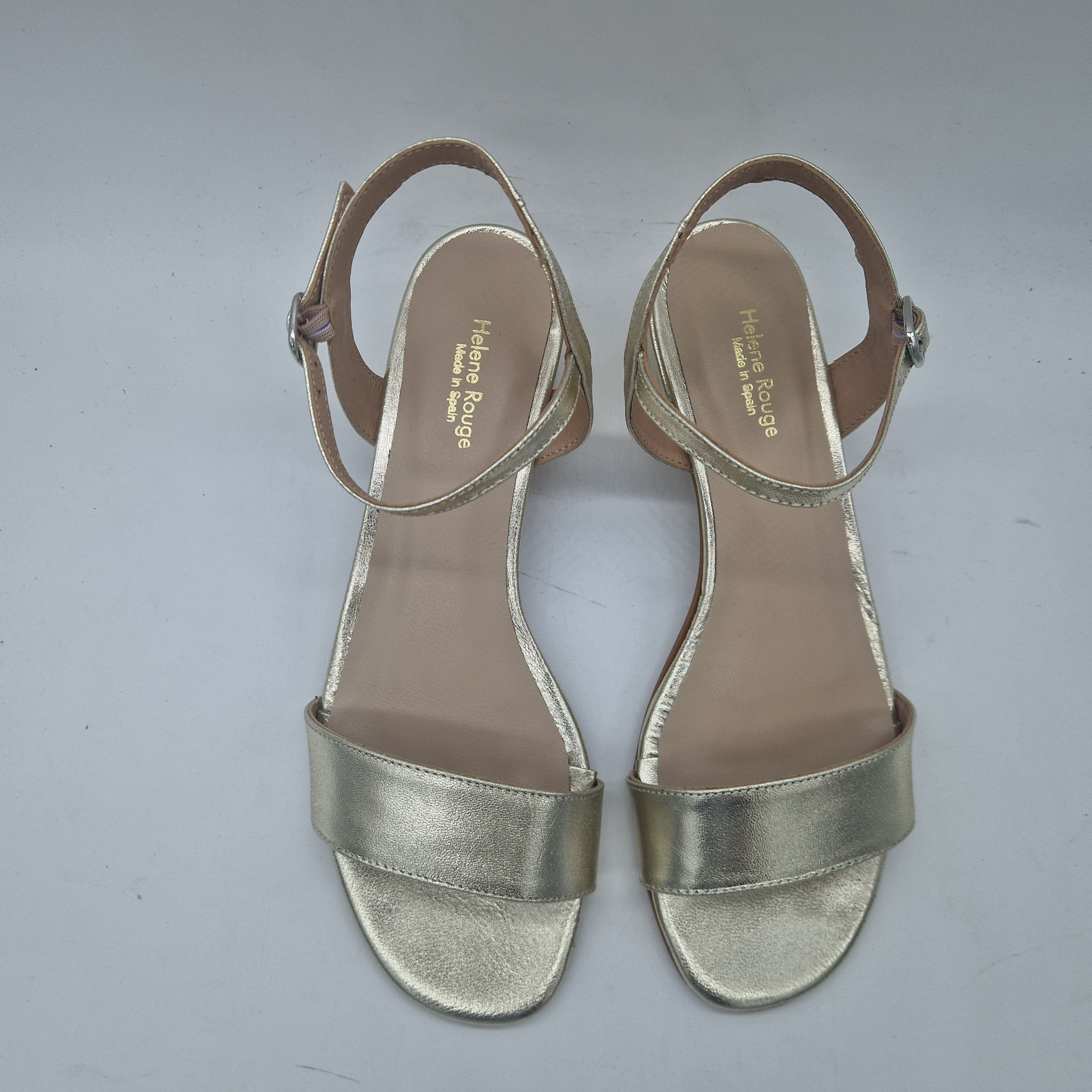 Sandalia baja en piel color platino de Calzados Cremades, con diseño cómodo y elegante para verano.