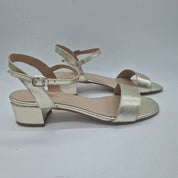 Sandalias bajas en piel color platino de Calzados Cremades, con diseño elegante y cómodo para uso diario.