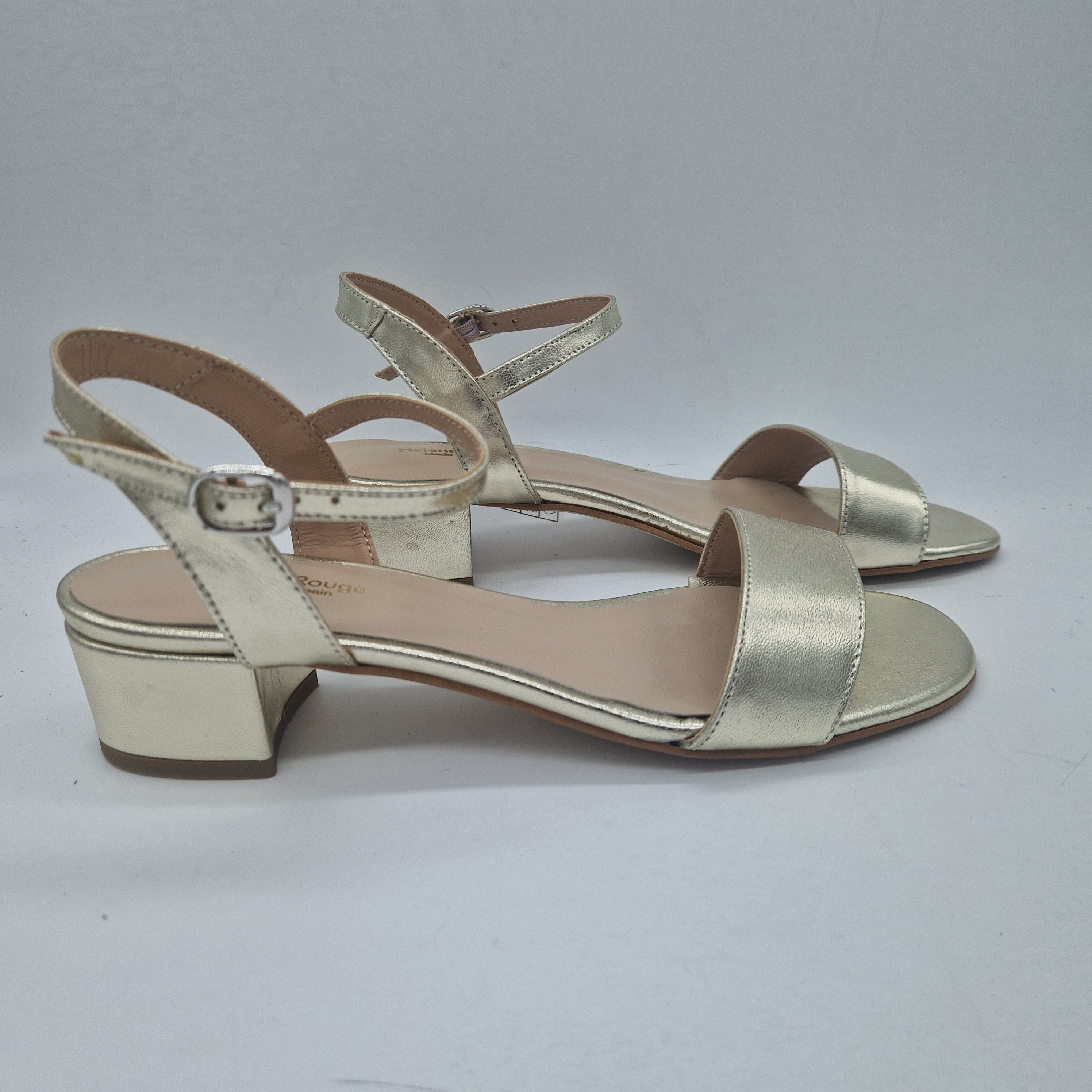 Sandalias bajas en piel color platino de Calzados Cremades, con diseño elegante y cómodo para uso diario.