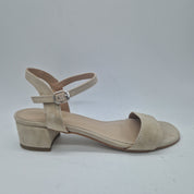 Sandalias bajas en ante beige de Calzados Cremades, con diseño cómodo y elegante para uso diario.