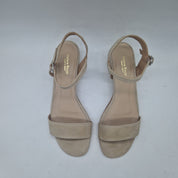 Sandalias bajas en ante beige de Calzados Cremades, con diseño elegante y cómodo para uso diario.