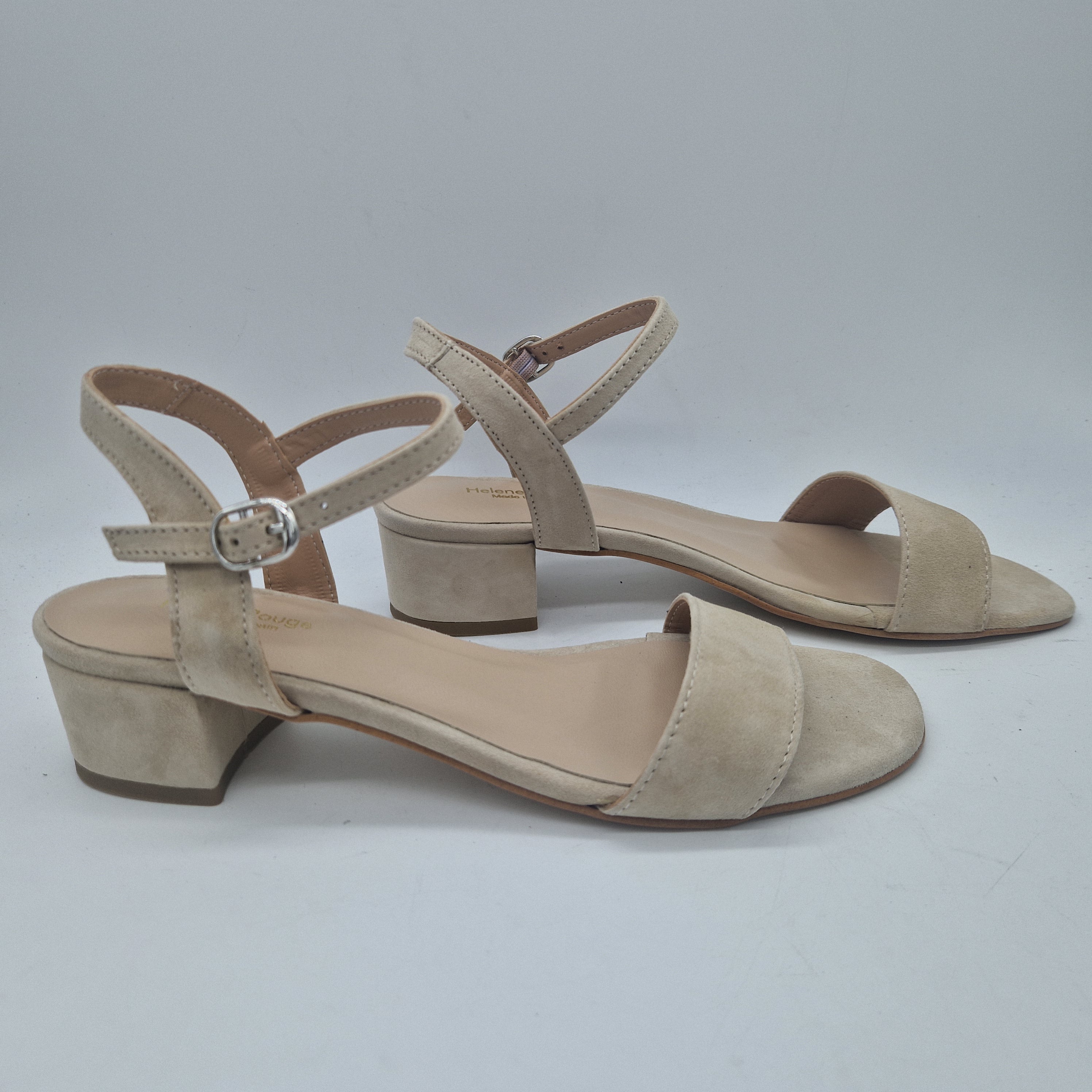 Sandalias bajas en ante beige de Calzados Cremades, con diseño elegante y cómodo para uso diario.