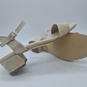 Sandalias bajas en ante beige de Calzados Cremades, con tiras ajustadas y suela cómoda.