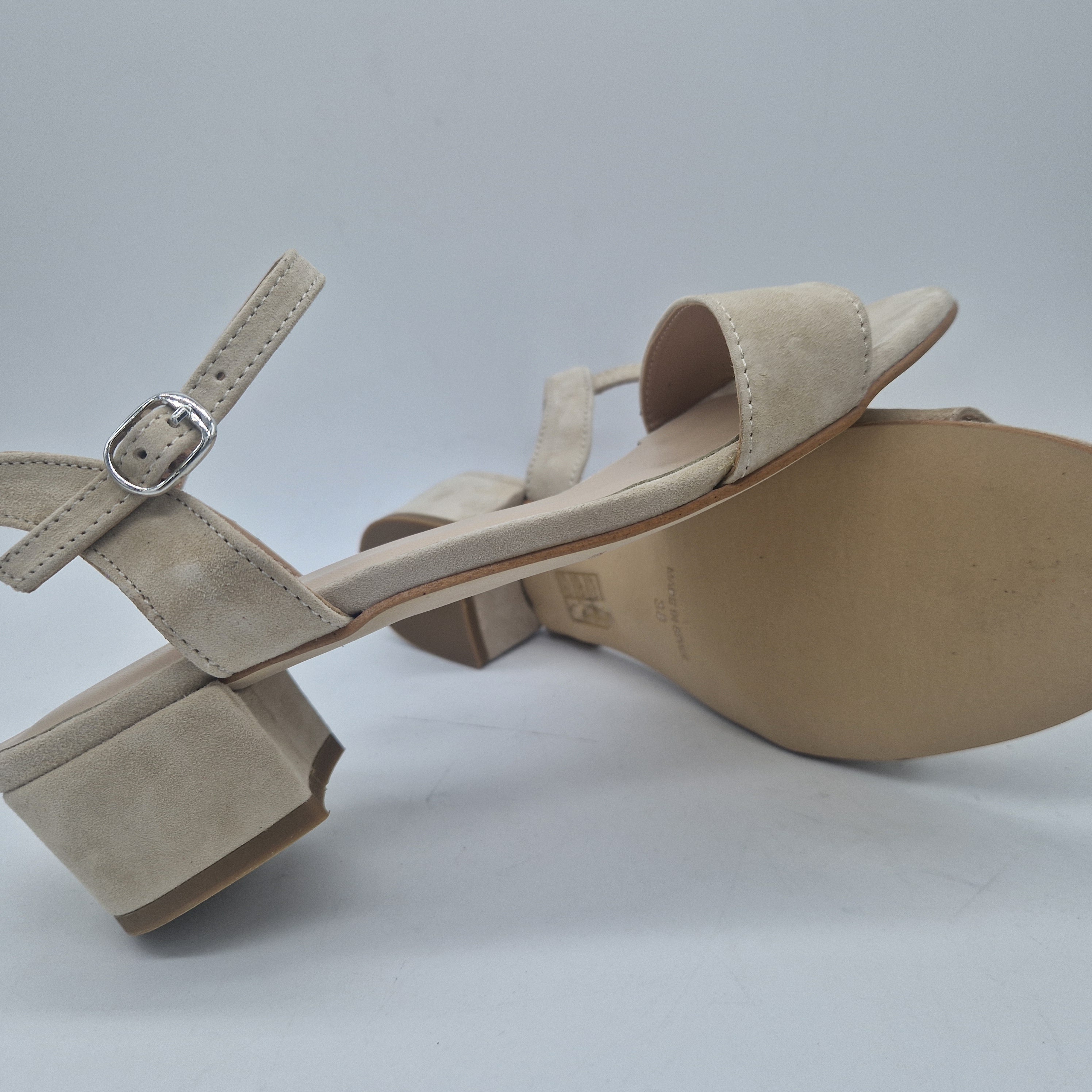 Sandalias bajas en ante beige de Calzados Cremades, con tiras ajustadas y suela cómoda.