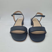 Sandalias bajas de piel negra de Calzados Cremades, con diseño sencillo y cómodo para uso diario.