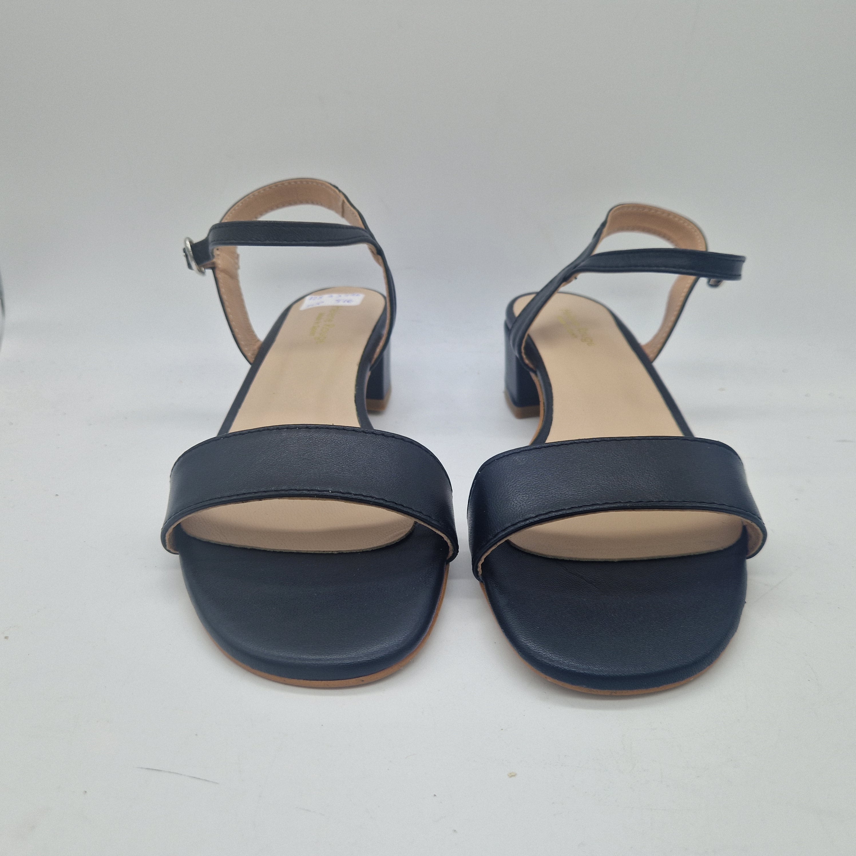 Sandalias bajas de piel negra de Calzados Cremades, con diseño sencillo y cómodo para uso diario.
