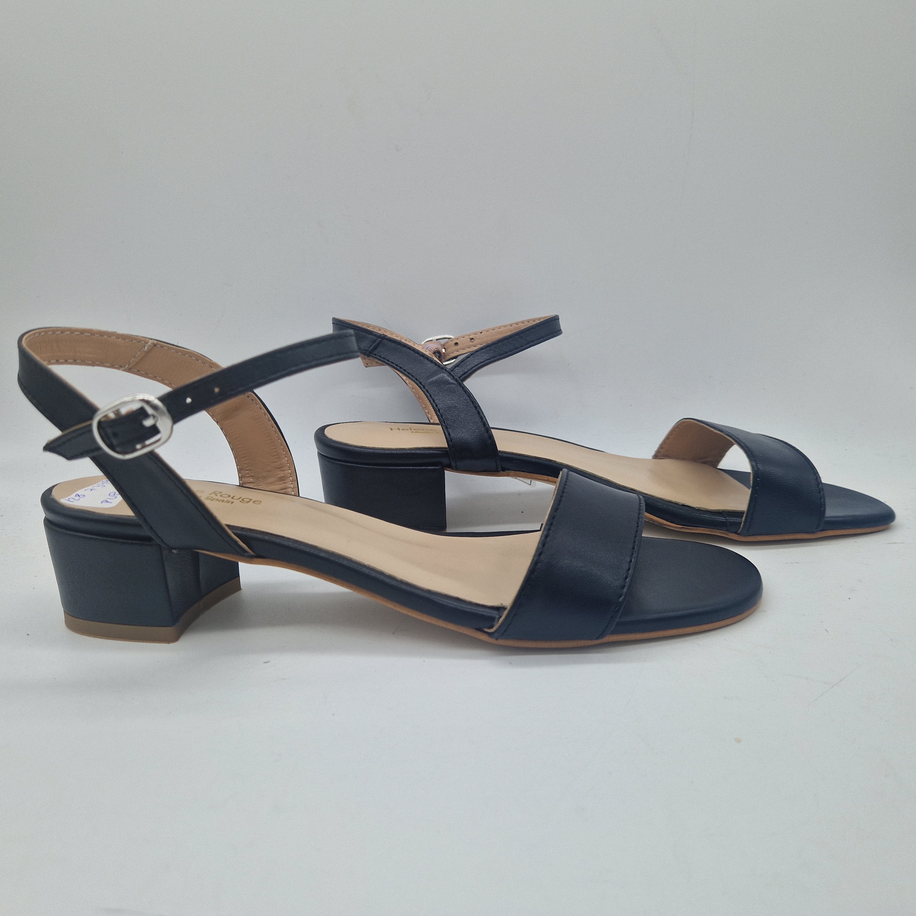Sandalia baja en piel negra de Calzados Cremades, con tiras y suela plana, perfecta para un estilo casual y cómodo.