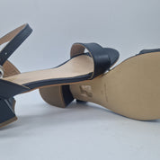 Sandalia baja en piel negra de Calzados Cremades, con correa ajustable y suela cómoda, ideal para verano.