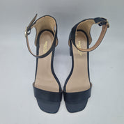 Sandalia alta en piel negra de Calzados Cremades, con diseño elegante y tiras finas para mujer.