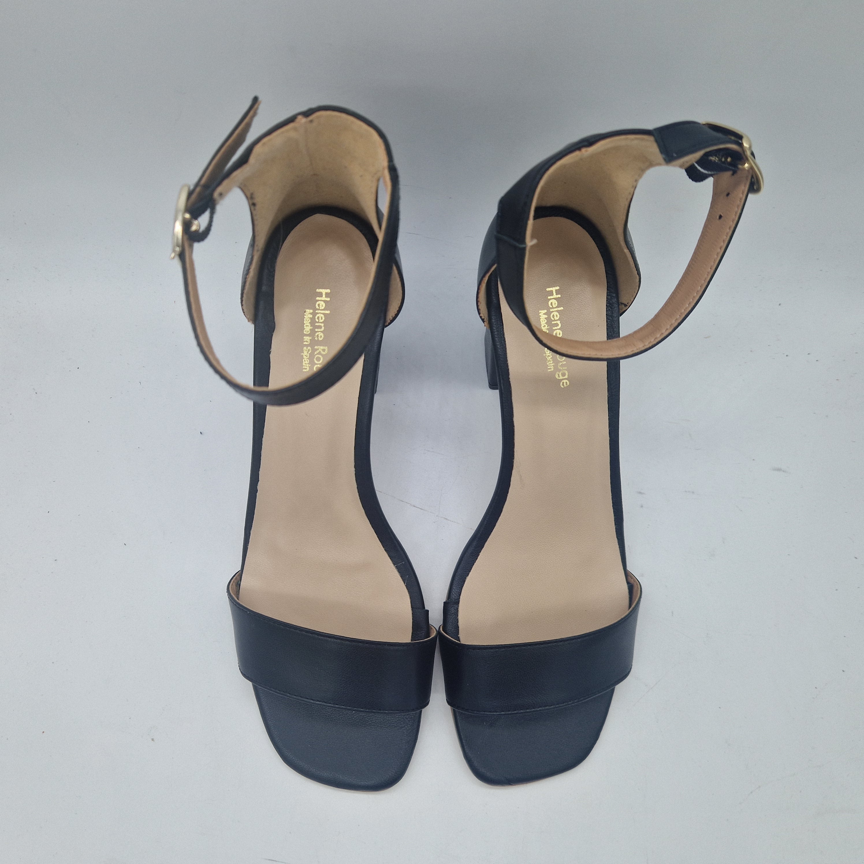 Sandalia alta en piel negra de Calzados Cremades, con diseño elegante y tiras finas para mujer.