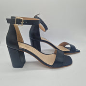 Sandalia alta en piel negra para mujer de Calzados Cremades, con diseño elegante y tacón medio.