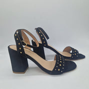 Sandalias altas en serraje negro de Calzados Cremades, con diseño elegante y cómodas para verano.