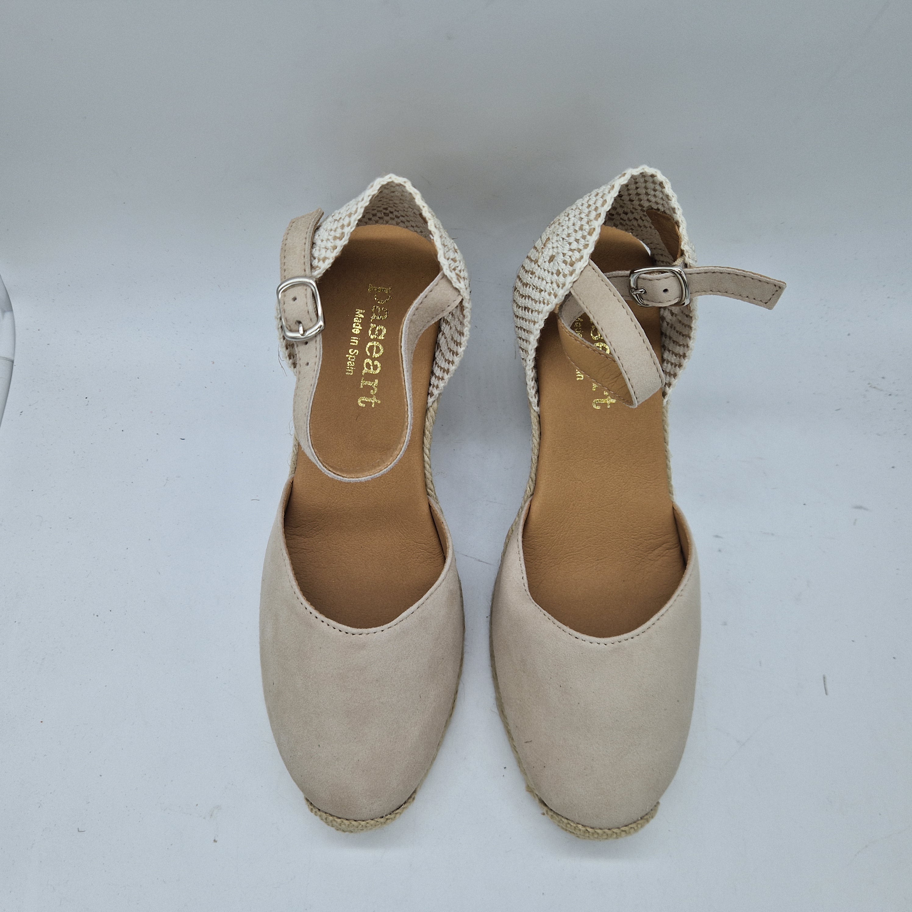 Cuña de esparto en tono taupe de la marca Calzados Cremades, con suela de esparto y diseño cómodo y elegante.