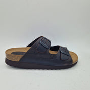 Sandalias interbios de dos hebillas en marrón, calzado cómodo y elegante para mujer, vista frontal del producto.