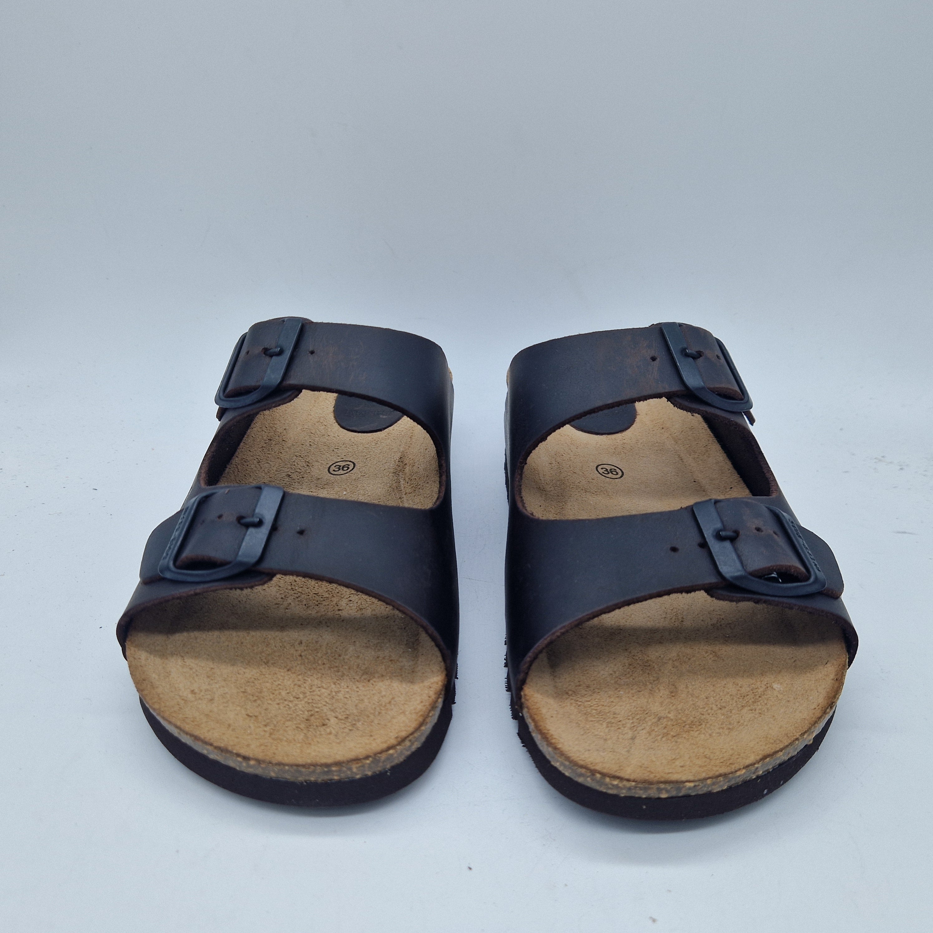 Sandalias de dos hebillas en marrón de la marca INTERBIOS, con diseño cómodo y estilo casual para el verano.