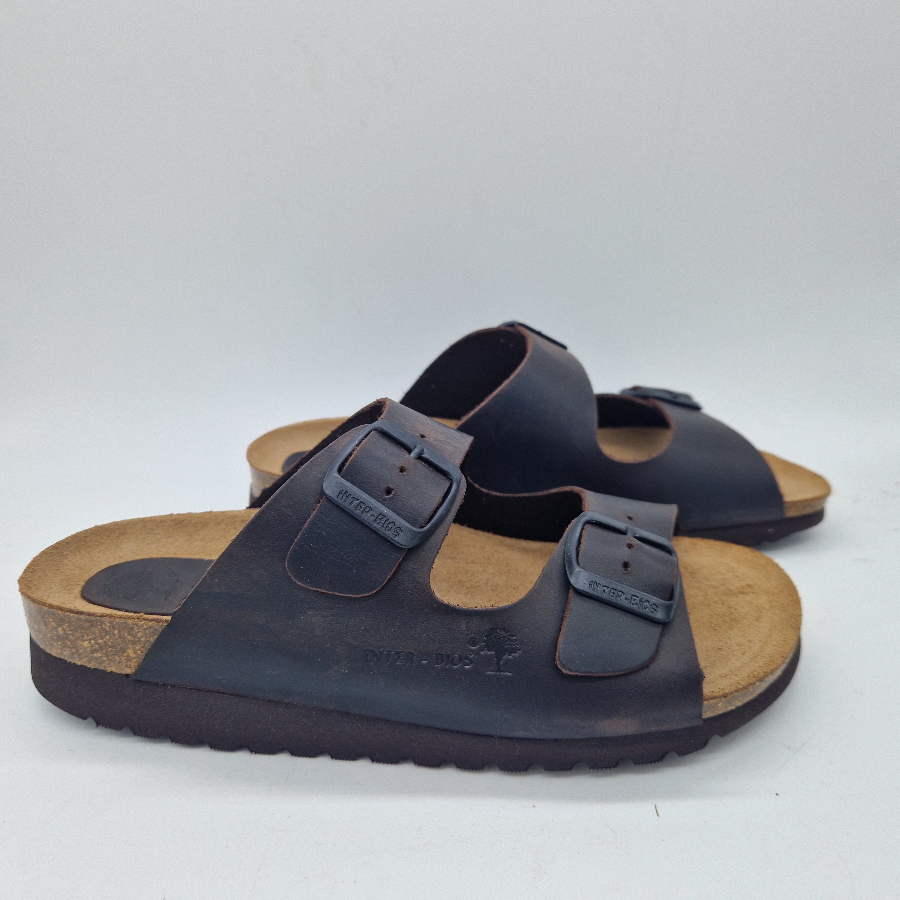 Sandalias de dos hebillas en marrón de la marca INTERBIOS, con diseño cómodo y estilo casual.