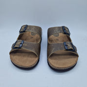 Sandalias de dos hebillas en color kaki de la marca INTERBIOS, con diseño cómodo y moderno para uso diario.