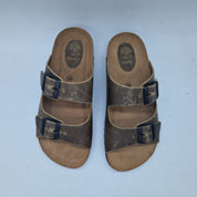 Sandalias Interbios de 2 hebillas en color kaki, con diseño cómodo y estilo casual, para un look veraniego natural.