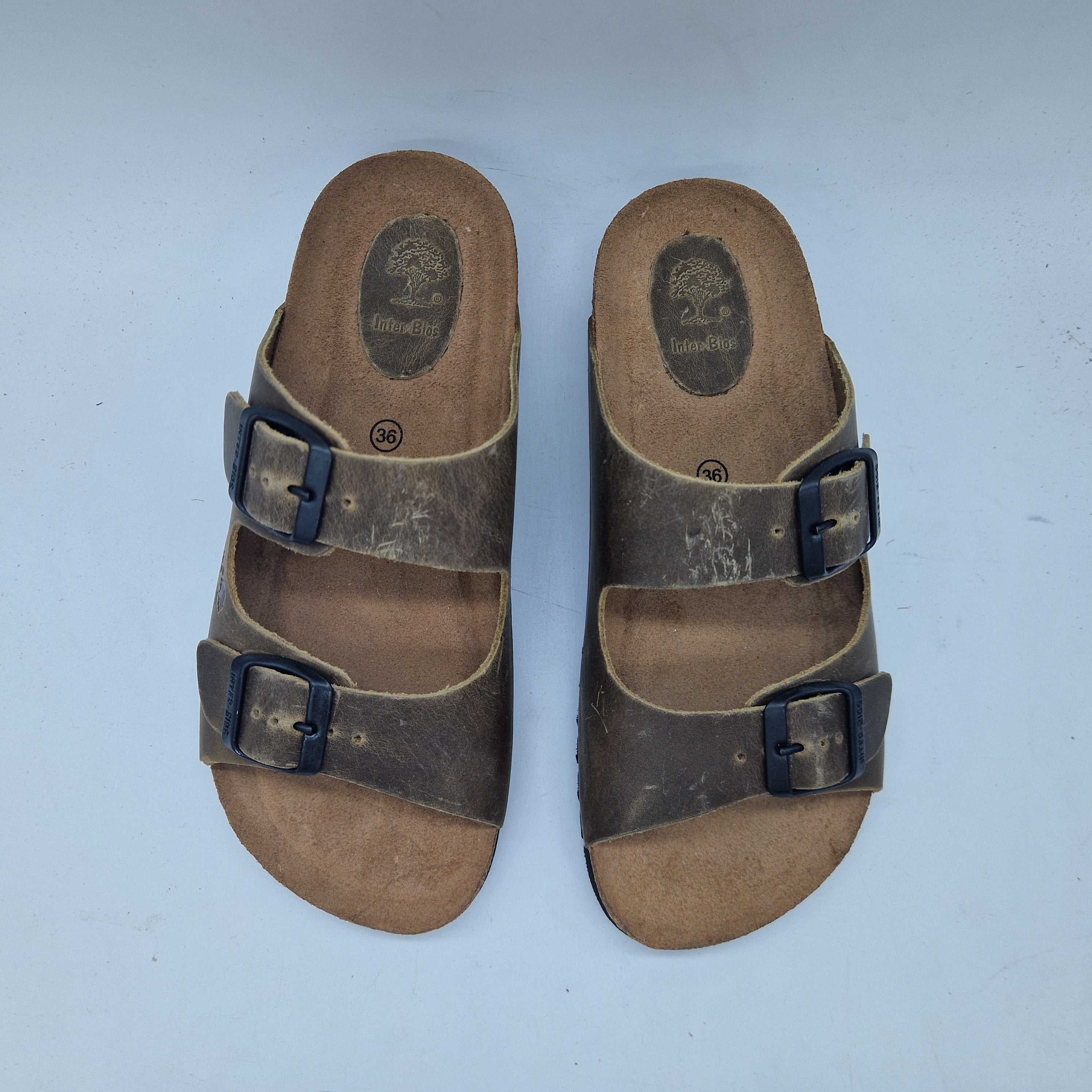 Sandalias Interbios de 2 hebillas en color kaki, con diseño cómodo y estilo casual, para un look veraniego natural.