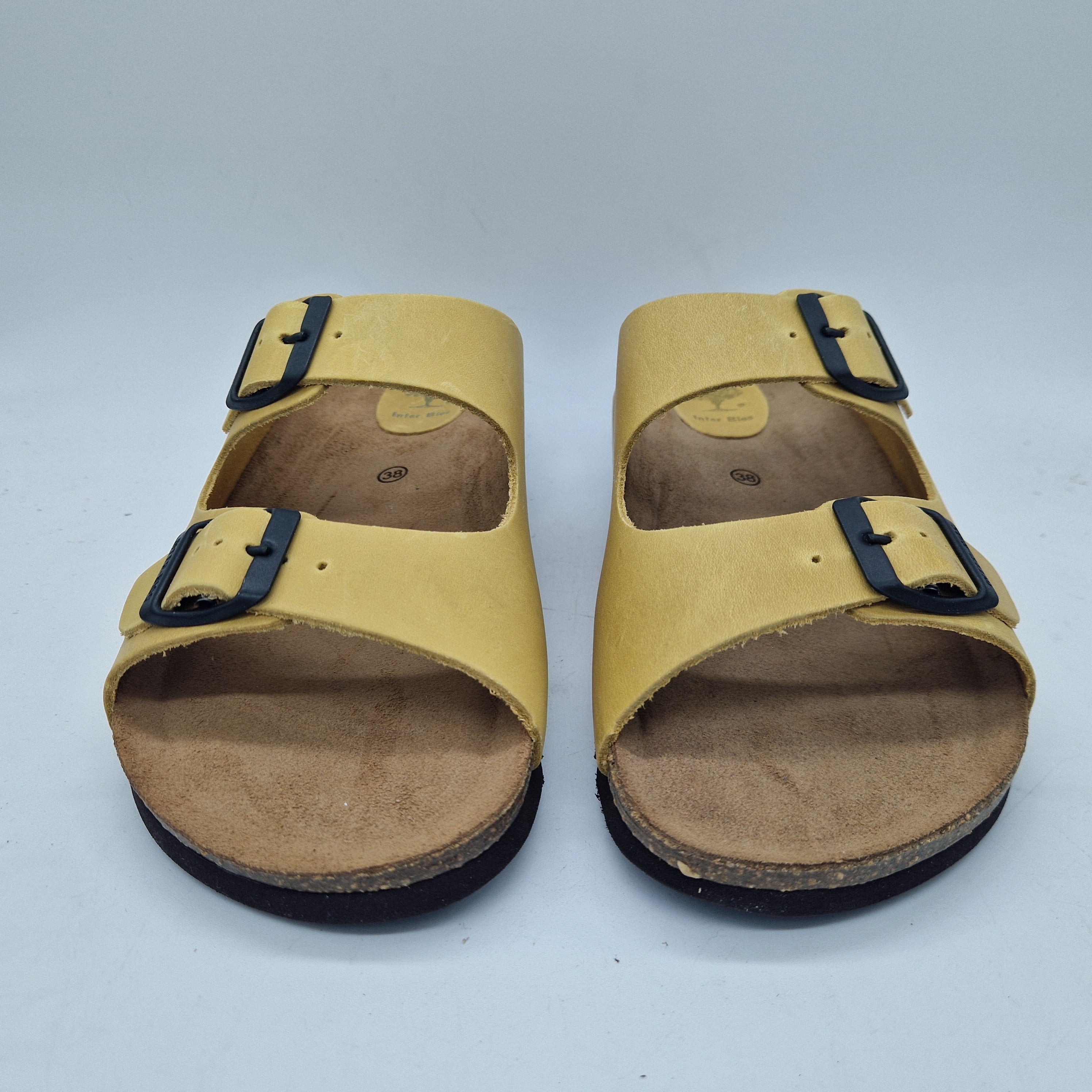 Sandalias con 2 hebillas en mostaza de la marca INTERBIOS, con detalles en las correas y suelas en la imagen.