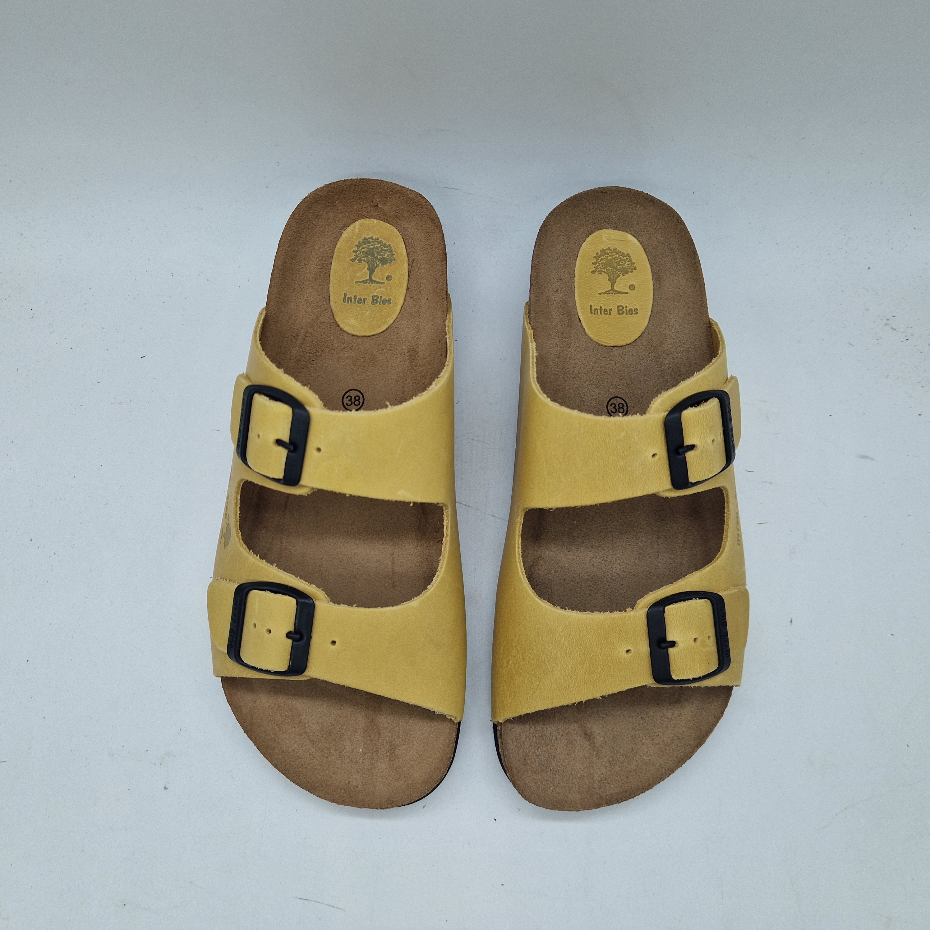 Sandalias con 2 hebillas en color mostaza de la marca Interbios, diseño cómodo y moderno para el verano.